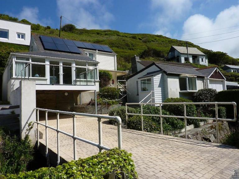 Tides Reach - Trebarwith Strand - North Cornwall - Sleeps 4 - 6 - B&B Treknow