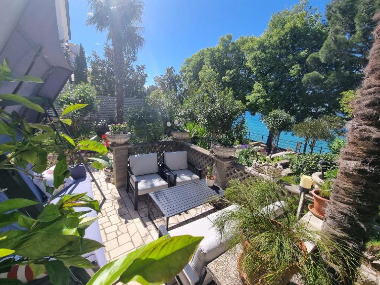 LJUBO M Apartment on great location, 10 m from the beach - B&B Cirquenizza