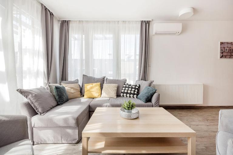 Bright Top Floor Home with Parking - Ferienwohnung Budapest