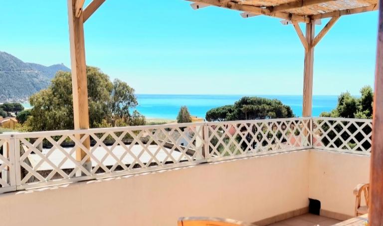 Stylish home with views 4 min walk to the beach!! - B&B Solanas