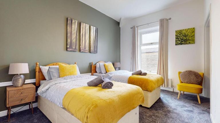Modernised 3-bedroom Blackburn townhouse sleeps 6 - B&B Rishton