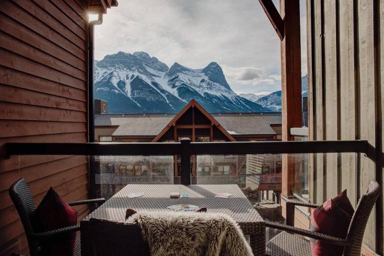 Mountain View (Top Floor) Condo - B&B Canmore
