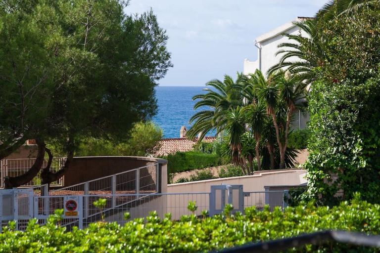 50 meters from CALA CRANCS- Terrace and seaviews - B&B Salou