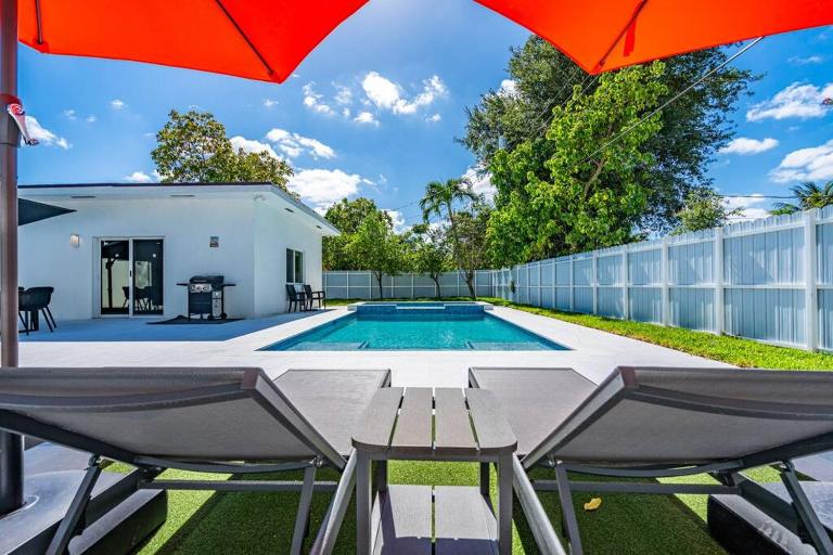 Stylish 4 Bedroom Home with Pool, 12 Minutes to the beach - B&B Miami