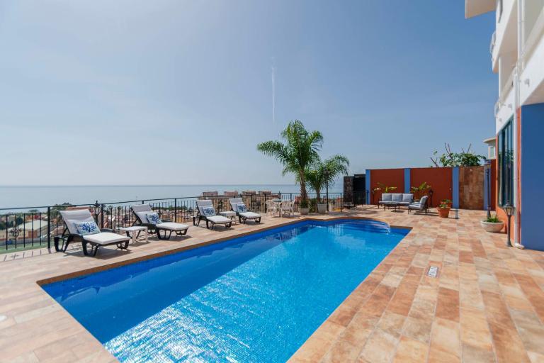 INMálaga Mediterráneo Outdoor Pool - Bed and Breakfast Málaga