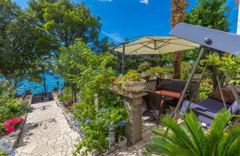 LJUBO V Apartment 10 m from the beach - Chambres d'hôtes Crikvenica