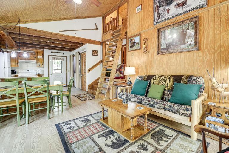 Spring Creekside Getaway at Whittier Cabin w/ Deck - B&B Whittier