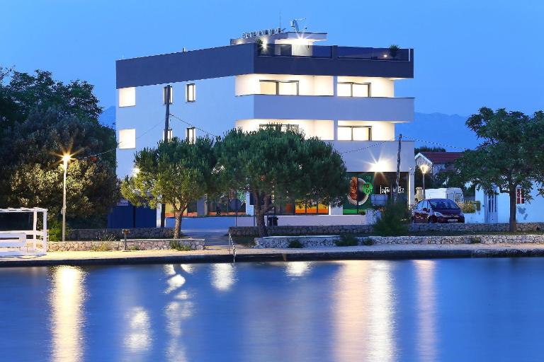 Apartments Bonaca with Jacuzzi - Chambres d'hôtes Privlaka