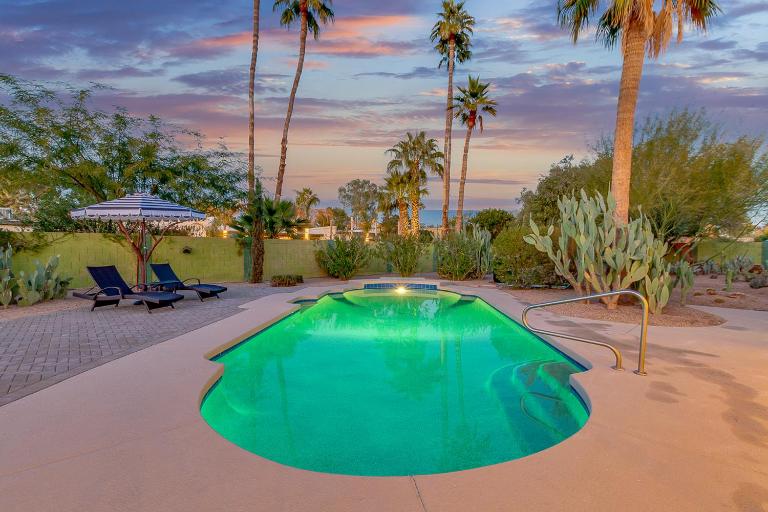 Olive Tree Retreat - Heated Pool, Patio & Privacy - B&B Scottsdale