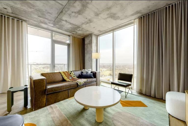 Luxe Rainey St High Rise - Heated Pool - Gym - ATX - B&B Austin