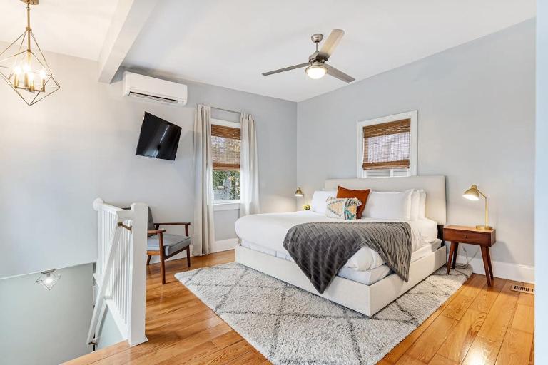 Spacious and Quiet One Block off King Street - Chambres d'hôtes Charleston