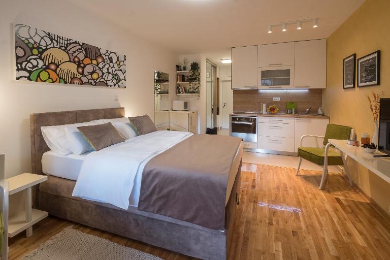 Cozy studio with a terrace near Slavija square - B&B Semeteš