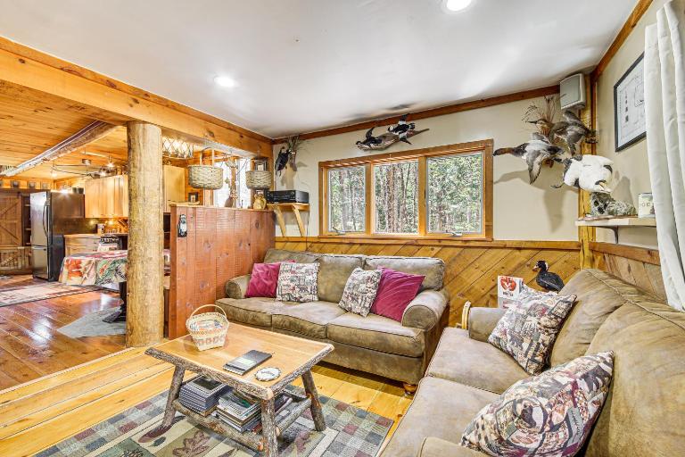 Rustic Searsport Cabin: Loft + Sunroom on 10 Acres - B&B Searsport