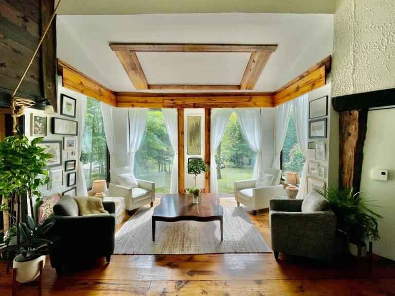 Nature Retreat w/ Sunroom Gazebo - B&B Cantley