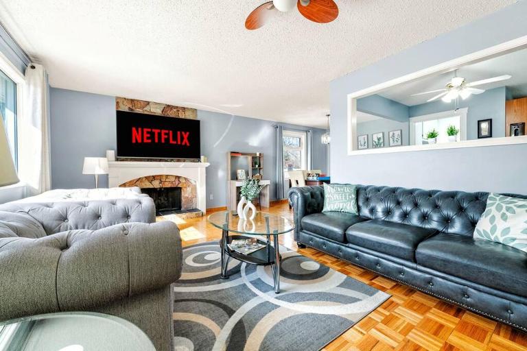 Comfy Getaway - Walk to West Ed Mall - Bed and Breakfast Edmonton