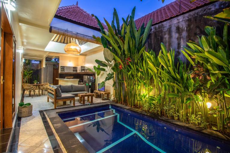 Villa Shiro - Bed and Breakfast Seminyak