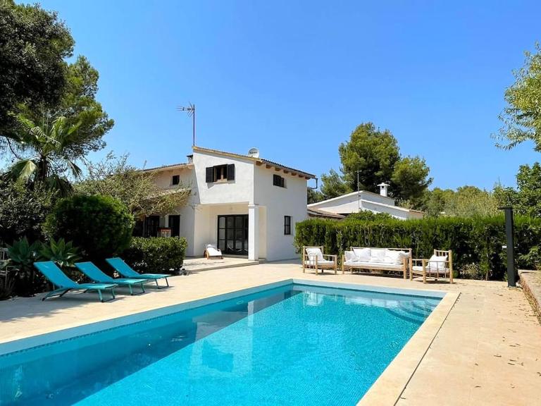 Strandnahe Finca mit Pool, Wifi, Klima, Heizung, Tischtennis, Trampolin in Alcudia - B&B Alcúdia