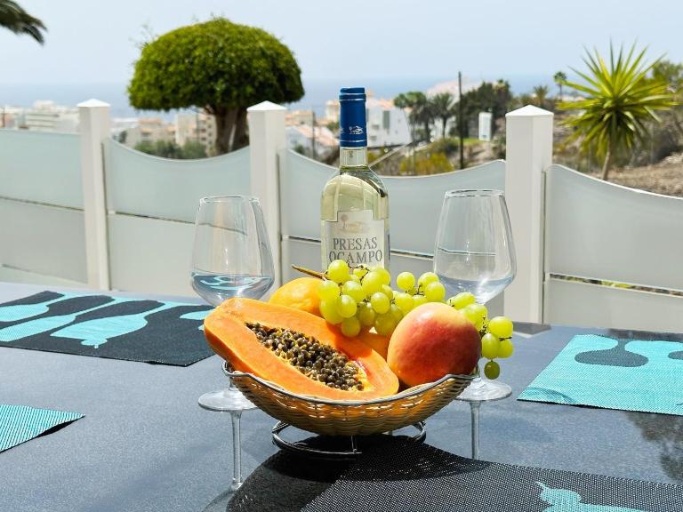 Spacious Art Apartment With Large Terrace, Relaxing Ocean View, Near Best Costa Adeje Beaches - B&B Adeje