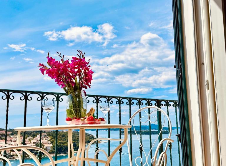 Dalmatian House, spacious stone terraces, balcony , views - Bed and Breakfast Dubrovnik