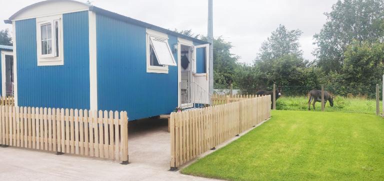Shepherd Hut Enniskillen Blossom, Fermanagh - Ferienwohnung Enniskillen