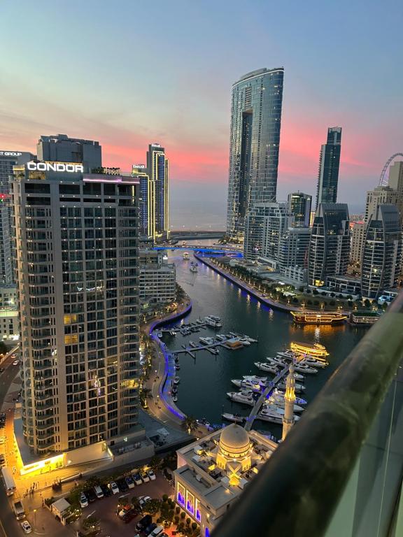 Modern 1BR Apartment in Dubai Marina with sea view - Bed and Breakfast Dubai