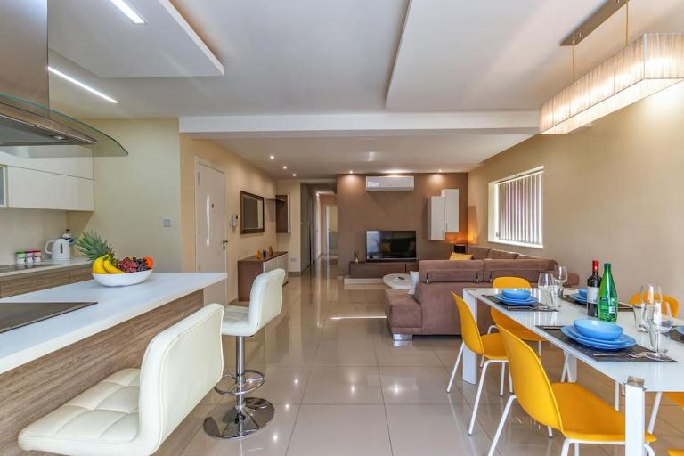 Modern 3 BR Apartment close to Paceville and Beach - Bed and Breakfast Swieqi