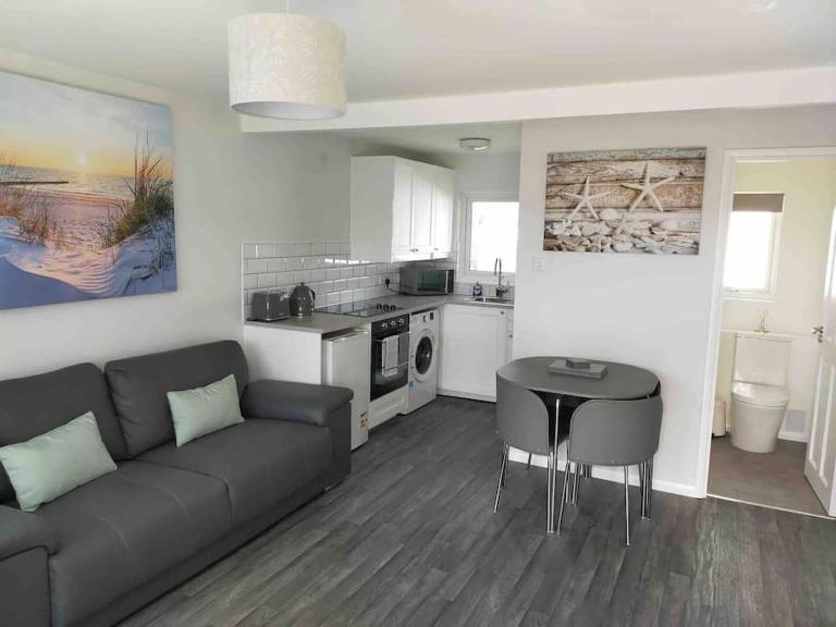 California Sands - 2 x Modern Two Double Bedroom Chalets - short stroll to the beach - nr Great Yarmouth & Norfolk Broads - B&B Scratby