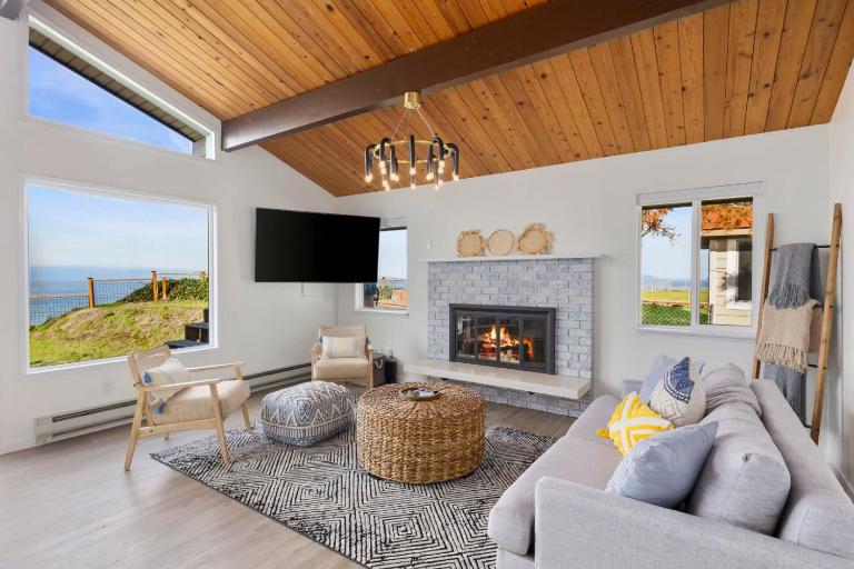 Island Hideaway with Stunning Ocean Views - B&B Oak Harbor