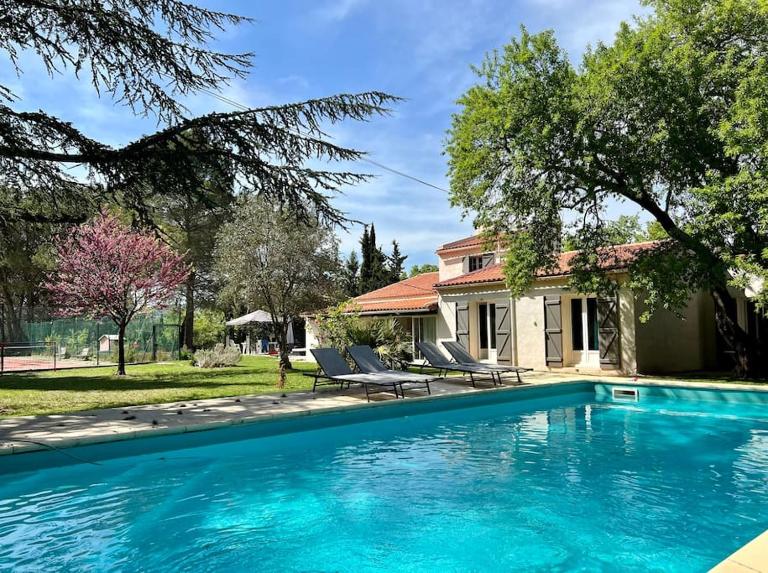 Villa des Trois Pins - Piscine, Climatisation, Pétanque et Tennis - B&B Rousset