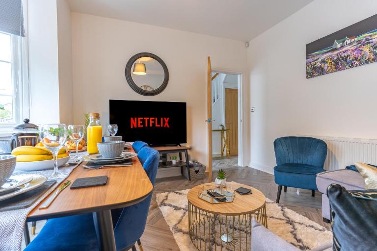 Luxury 4 Bed House Near Birmingham Sleeps 10 Free Parking Fast WiFi - Chambres d'hôtes Birmingham