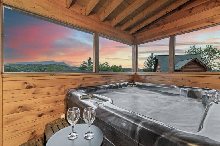 Cozy Cabin in the Smokies!!! Fully Furnished and complete with community indoor and outdoor pools and spas, game and fitness rooms as well as a private Hot Tub - Bed and Breakfast Pigeon Forge