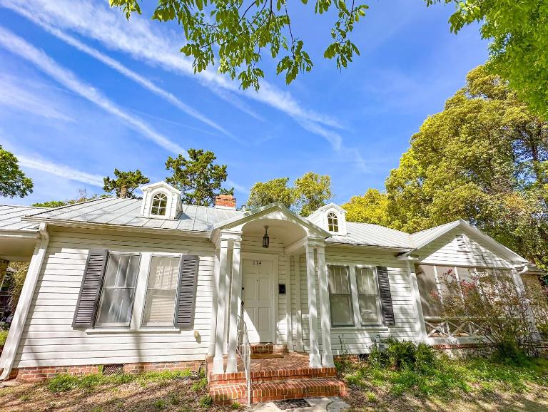 Adorable 1920s home near UF stadium sleeps 10 - B&B Gainesville