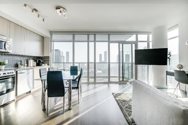 Epic 2BR Condo with Panoramic CN Tower & City View - Ferienwohnung Toronto