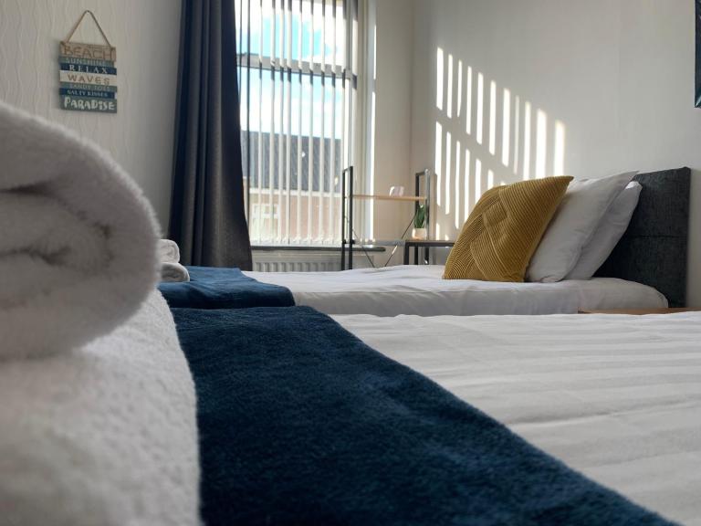 Cheerful - 3 Bed - Serviced Accommodation - In Heart of Northumberland - Sleeps 6 - B&B Bebside
