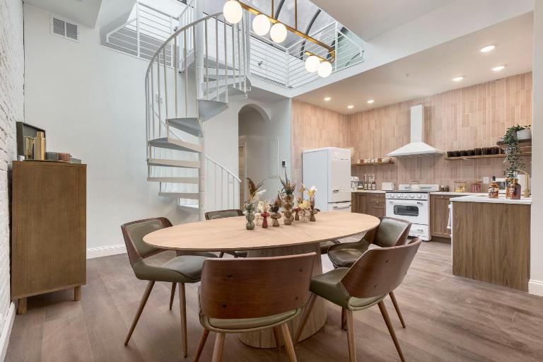 Skyline Bourbon Loft by Hollyhock Suites 5 Bedrooms-2 baths With Soaking Tub - B&B Louisville