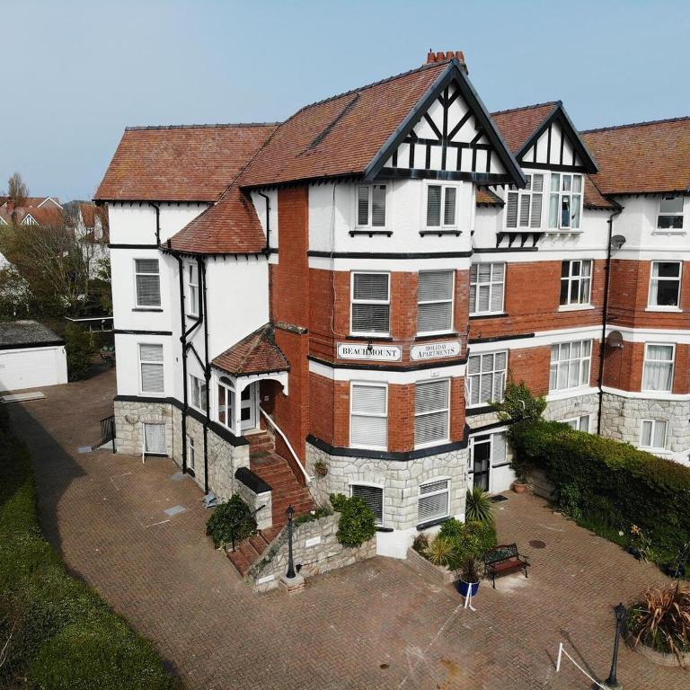 Beachmount Holiday Apartments - Bed and Breakfast Colwyn Bay