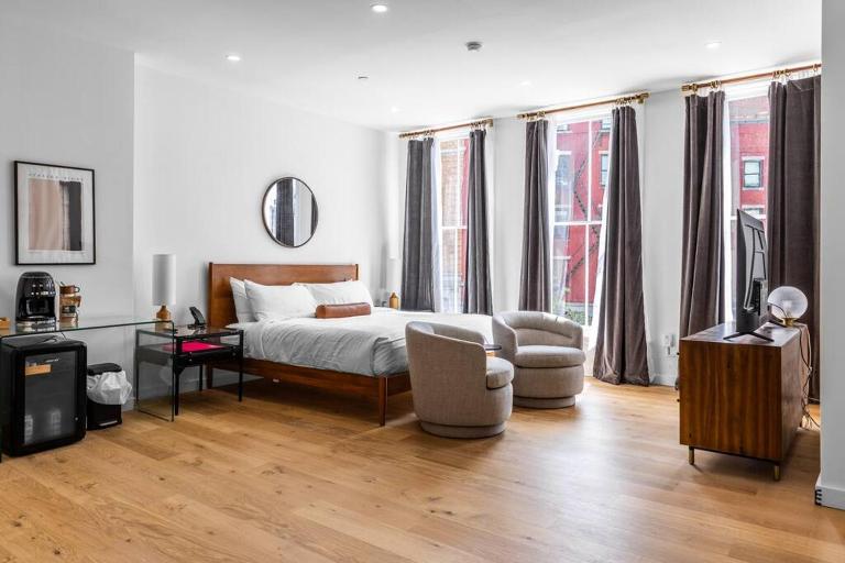 DTWN Historic Hotel, West Market Square View, King Bed, Room # 200 - B&B Bangor