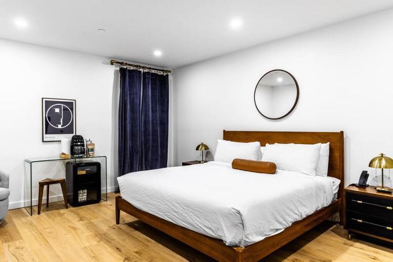 King Bed , DTWN, 50 in Roku TV , Fiber Internet, Room # 203 - Bed and Breakfast Bangor