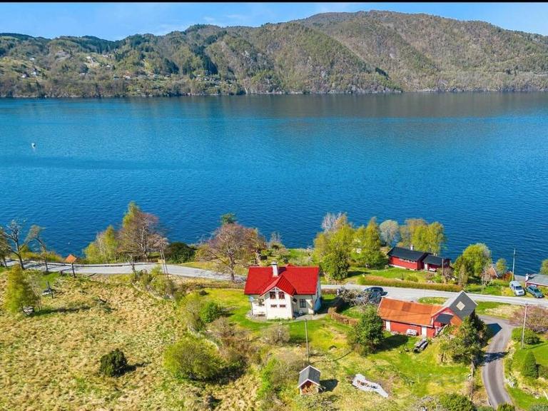 Historic Fjord-View Villa - B&B Hamre