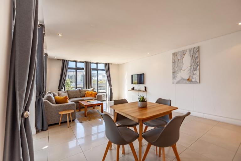 Modern Beachfront 2 bed, 2 bath- 143 Eden, Big Bay - Chambres d'hôtes Bloubergstrand