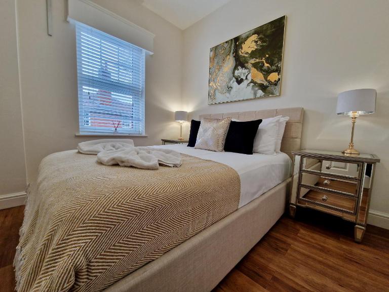 Chic Luxury Serviced Apartment next to City Centre with Free Parking - Contractors & Relocators - Bed and Breakfast Coventry