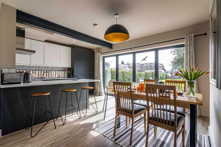 SPACIOUS HOME WITH GARDEN-SLEEPS 5 Contractors, families, and group stays welcome - Chambres d'hôtes Beeston