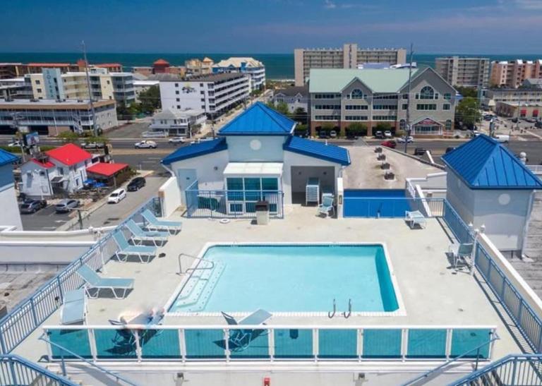 Large 3BR Apt SunsetView Roof Pool Walk to Beach - B&B Ocean City