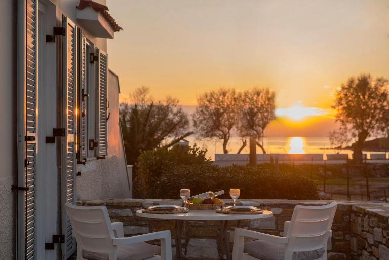 Family by the sea Syros - B&B Víssas