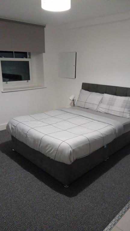 Triple room in Basement with Window Free Street Parking Near LFC - B&B Liverpool