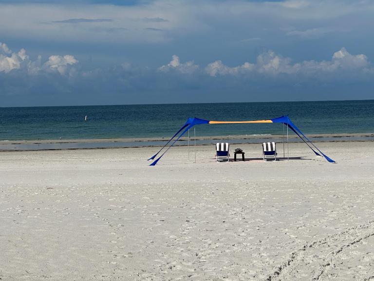 Steps to beach with No Resort Fees and FREE parking 2 - B&B St. Pete Beach