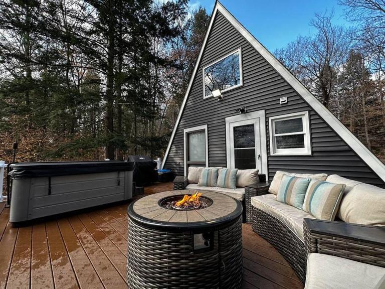 NEW! Cozy & Modern A-Frame in the woods w/HOT TUB - B&B Tamworth