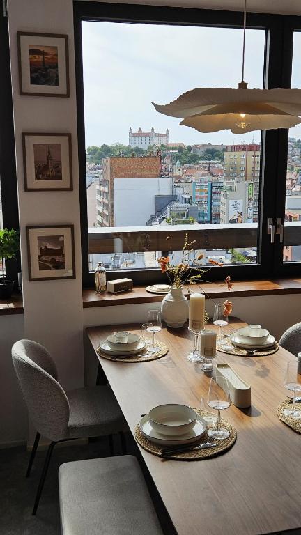 Panorama View Design Apts in Old Town - Free Parking - Chambres d'hôtes Bratislava