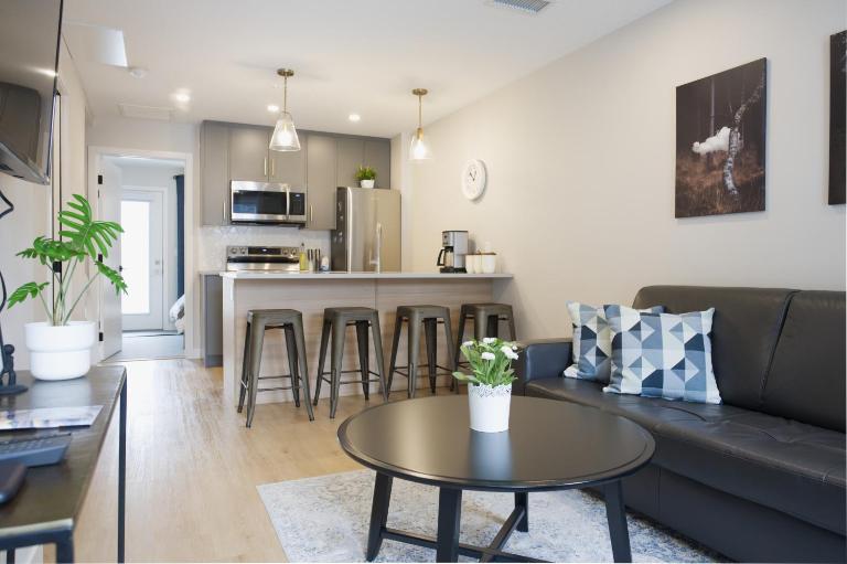 Enchanted Mountain Getaway - B&B Canmore