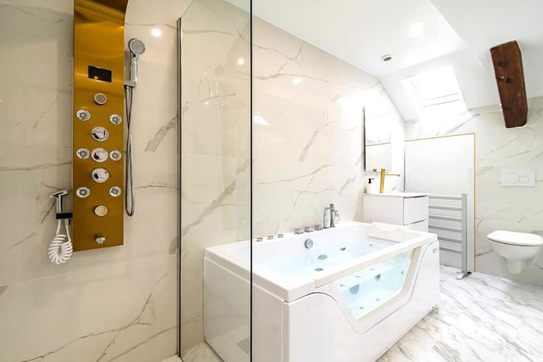 Suite Balnéo hydromassage et rétroprojecteur - B&B Reims
